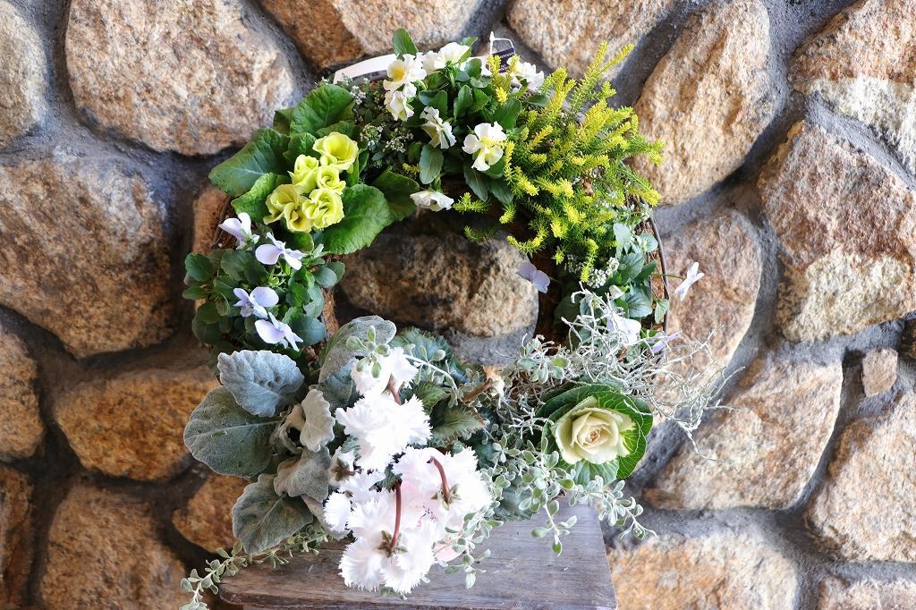 当店オリジナル ホワイトイエローガーデンのリース寄せ植え Ｌサイズ 現品１９９