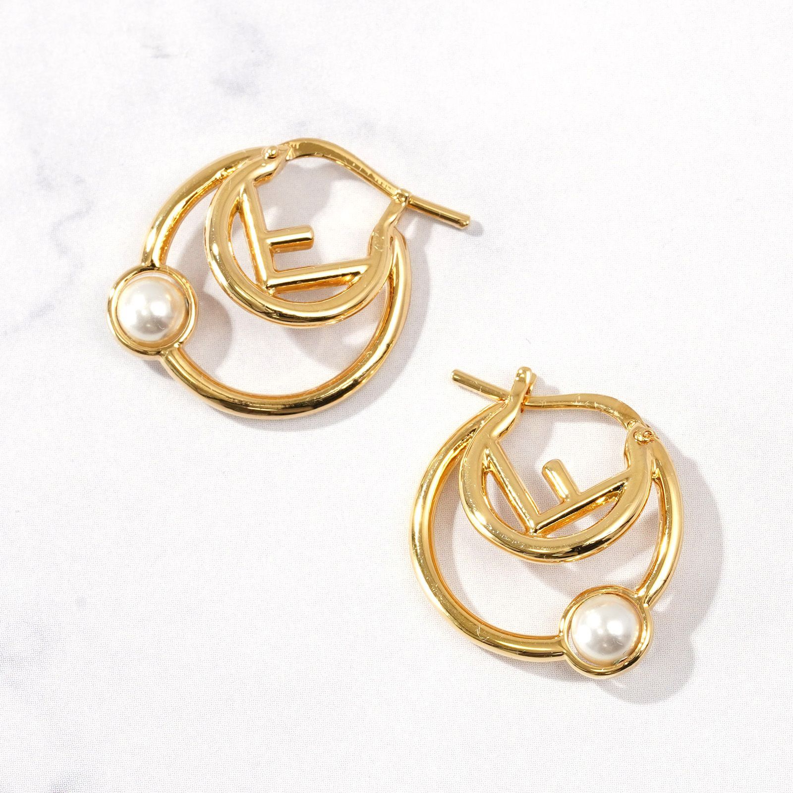 美品　フェンディ　ピアス FENDI ピアス F IS FENDI ゴールド パール 8AK237 - メルカリ