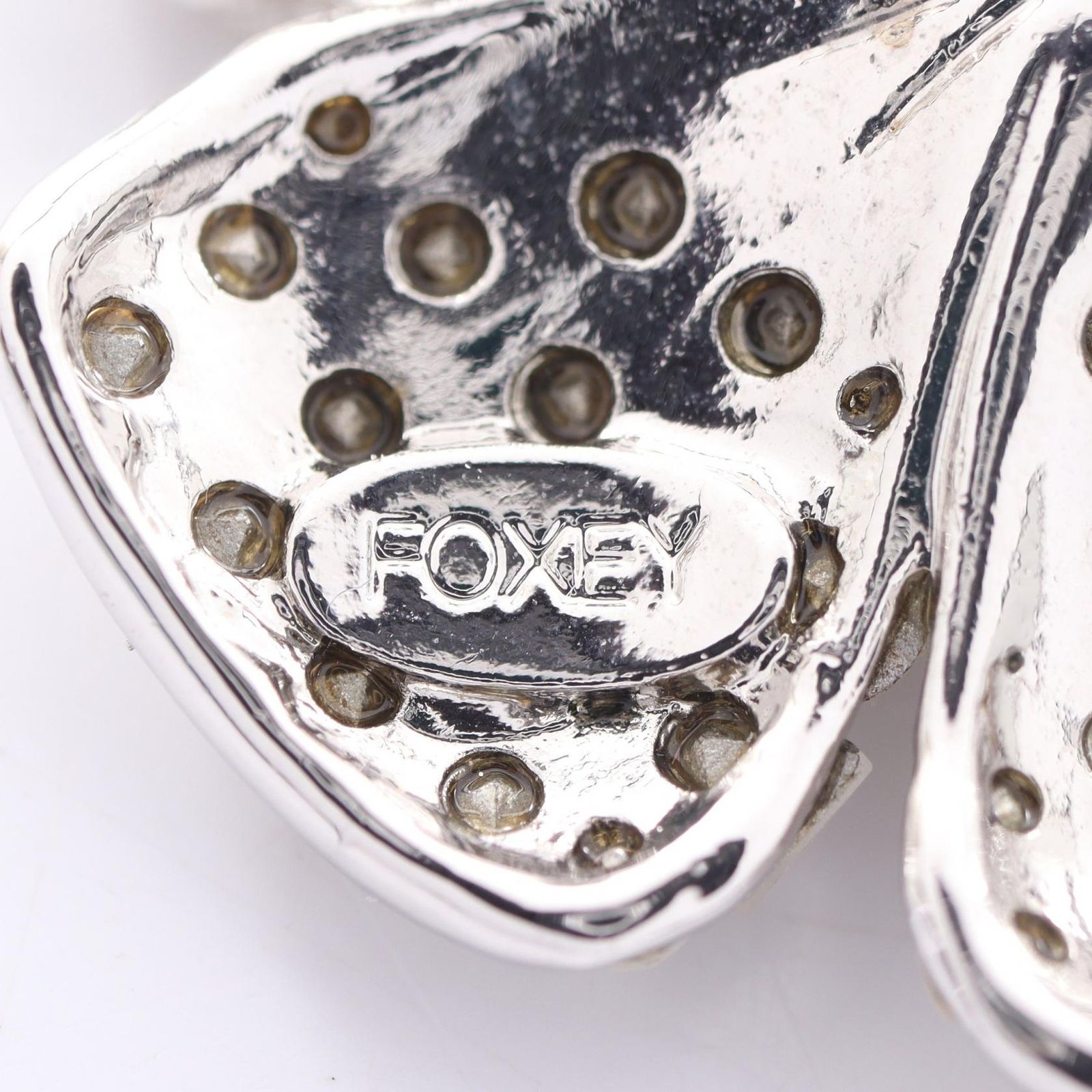 【美品】FOXEY フォクシー　シルバー 花形 ブローチ FOXEY(フォクシー) ブローチ美品 - 白×クリア フラワー(花) - メルカリ
