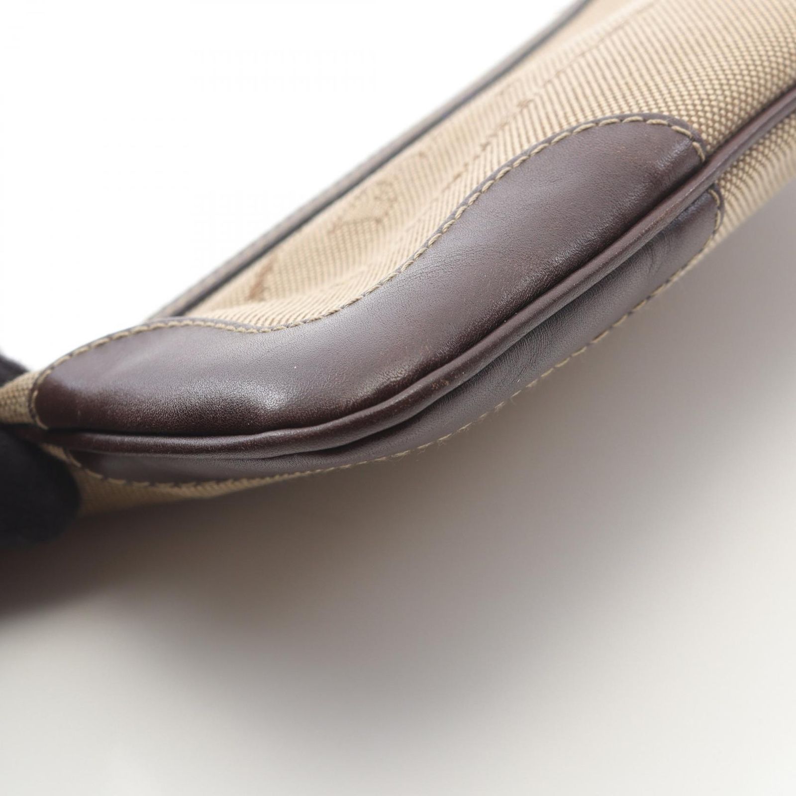 プラダ ロゴジャガード