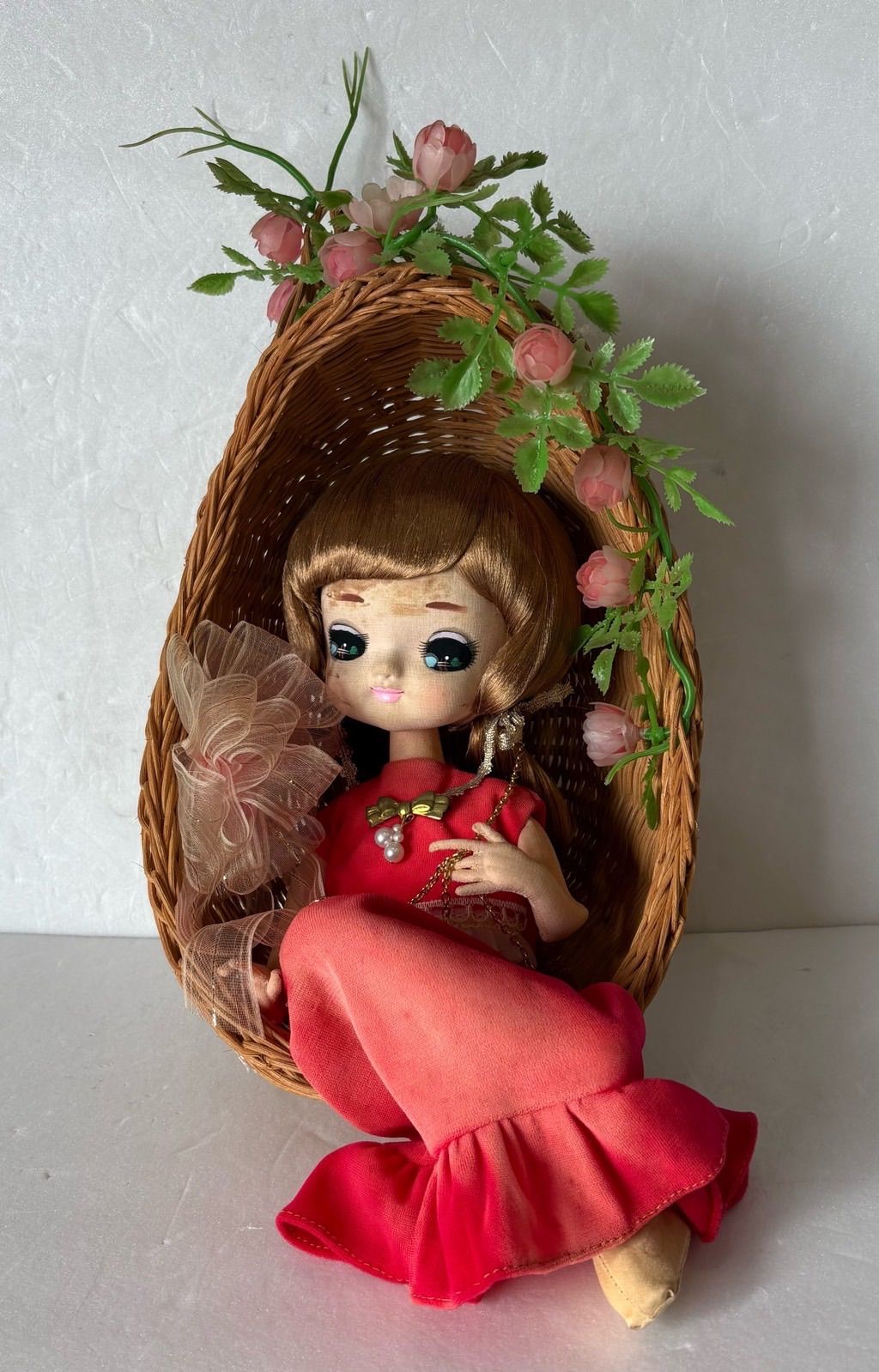 カゴに座ったお人形】昭和レトロ 花畑 ツインテール かわいい