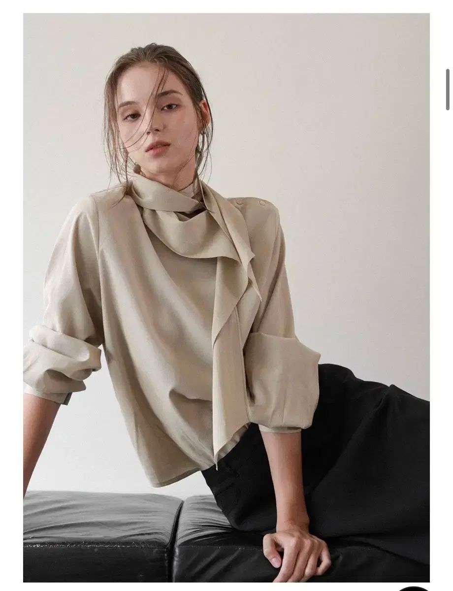 プレップフォーダー 25FW カーブスカーフブラウス サンド