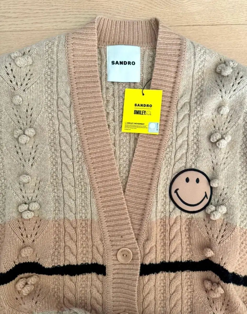 サンドロ スマイル パッチ ケーブル ニットカーディガン