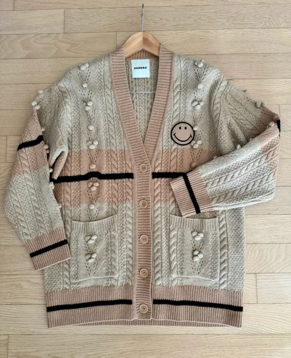 サンドロ スマイル パッチ ケーブル ニットカーディガン