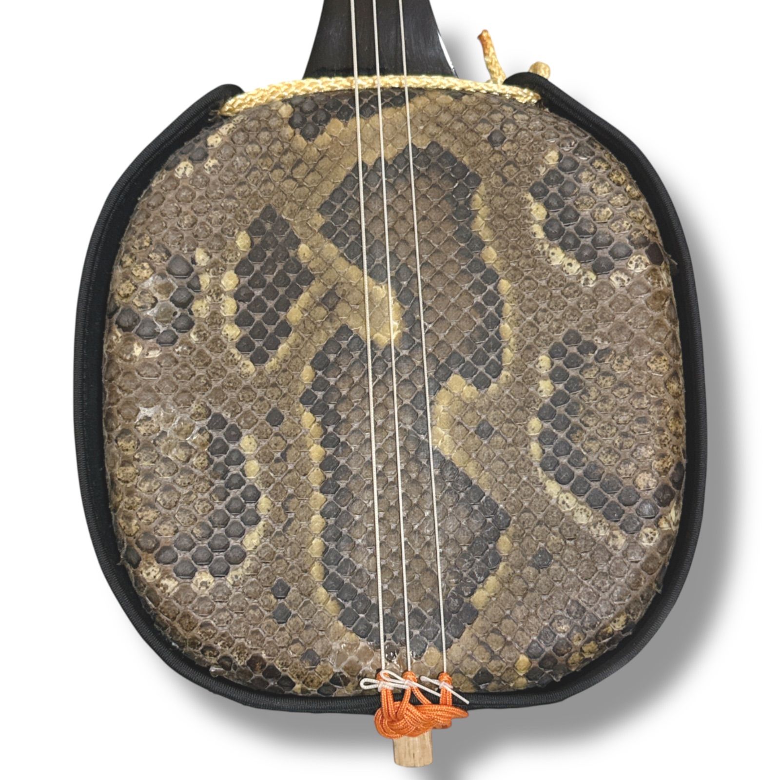沖縄三線　蛇皮ケース付き　➕おまけ 沖縄三線 真壁型 蛇皮 ハードケース付 - メルカリ