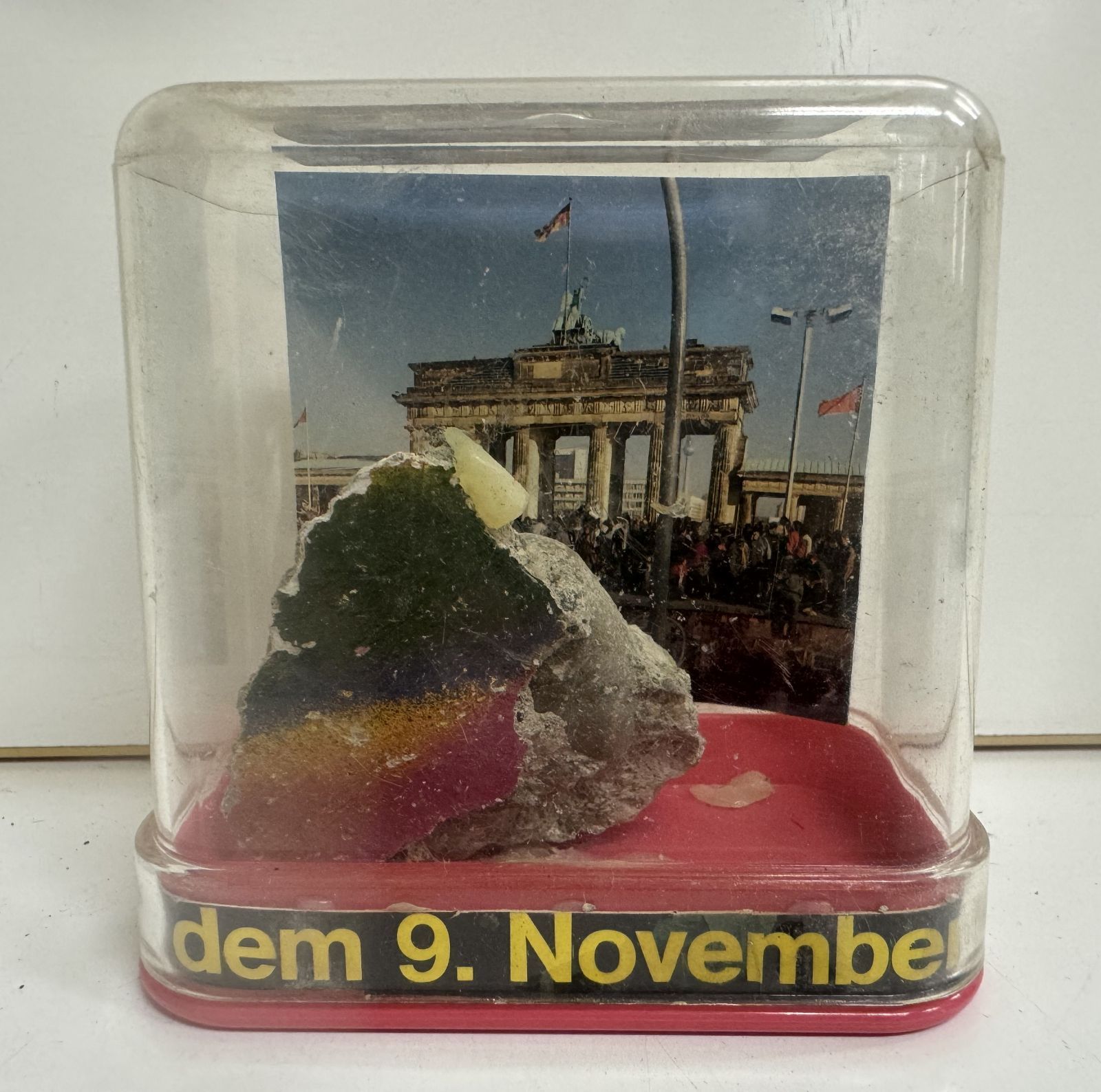 ベルリンの壁 破片 東西ドイツ統一 No.38625 ベルリンの壁 破片 置物 東西ドイツ統一 - メルカリ