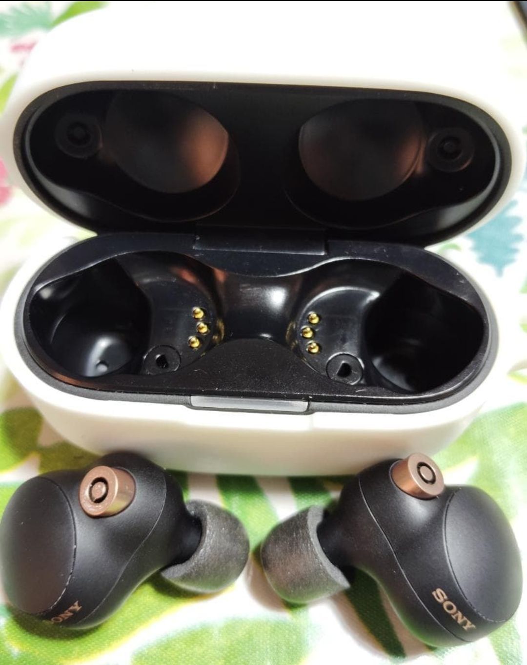 SONY WF-1000XM4 ブラック ワイヤレスノイズキャンセリングイヤホン シリコンケースカバー 耐衝撃 装着充電 ホワイト 装着済み