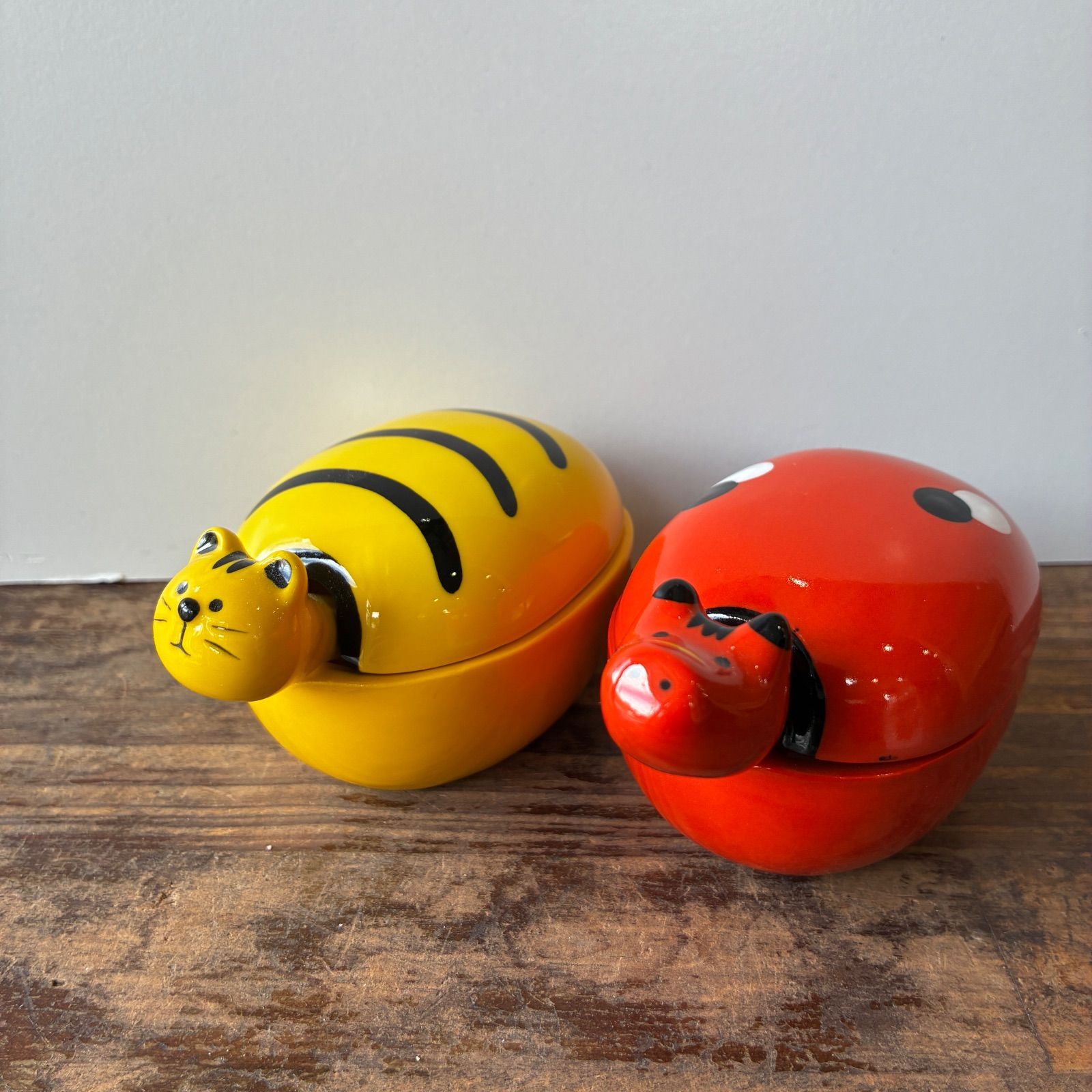 デコレ コンコンブル 郷土張子 調味料ポット 赤べこ ＆ 寅べこ - メルカリ