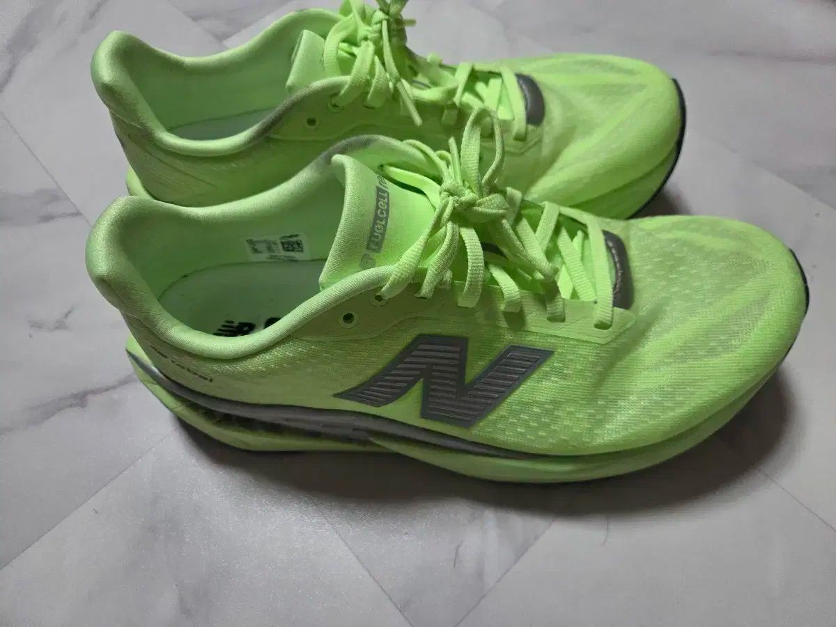 ニューバランス フューエルセル レベル5 2e 265