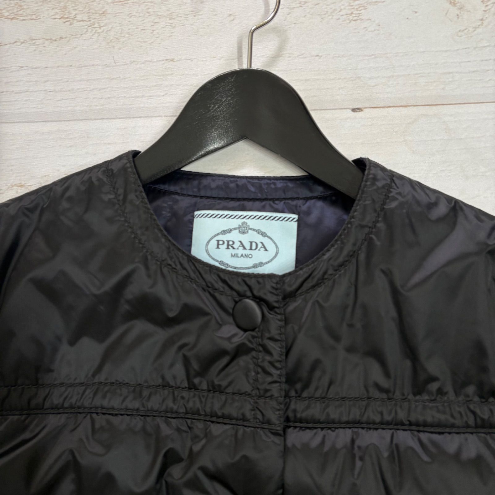 極美品✨ PRADA プラダ ダウンジャケット ノーカラー 三角ロゴプレート
