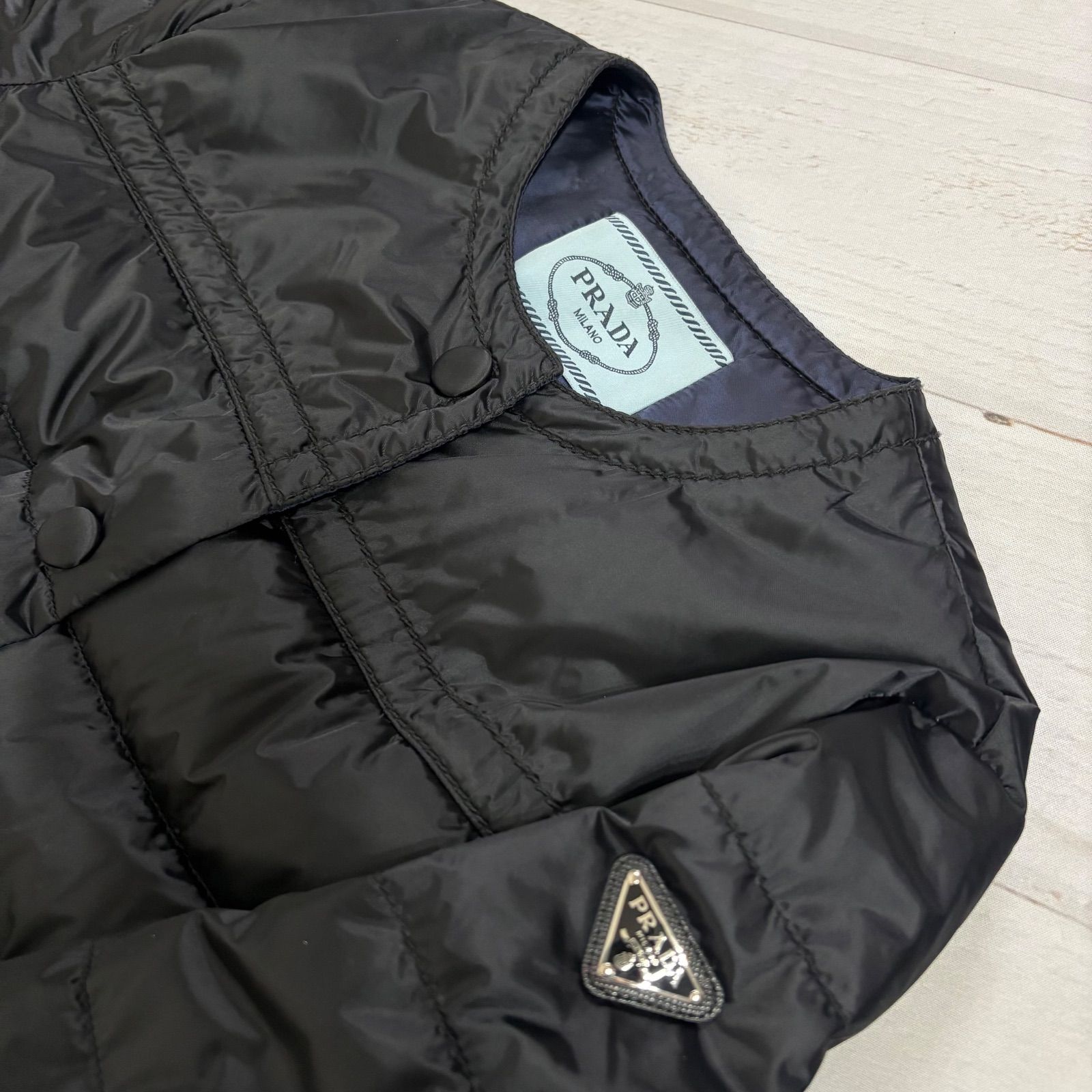 極美品 PRADA プラダ ノーカラー ダウン 三角プレート ベージュ グレー 極美品✨ PRADA プラダ ダウンジャケット ノーカラー 三角ロゴプレート