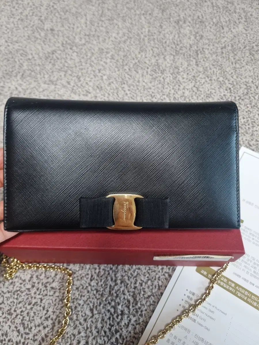 フェラガモ ブラック チェーン ミニバッグ