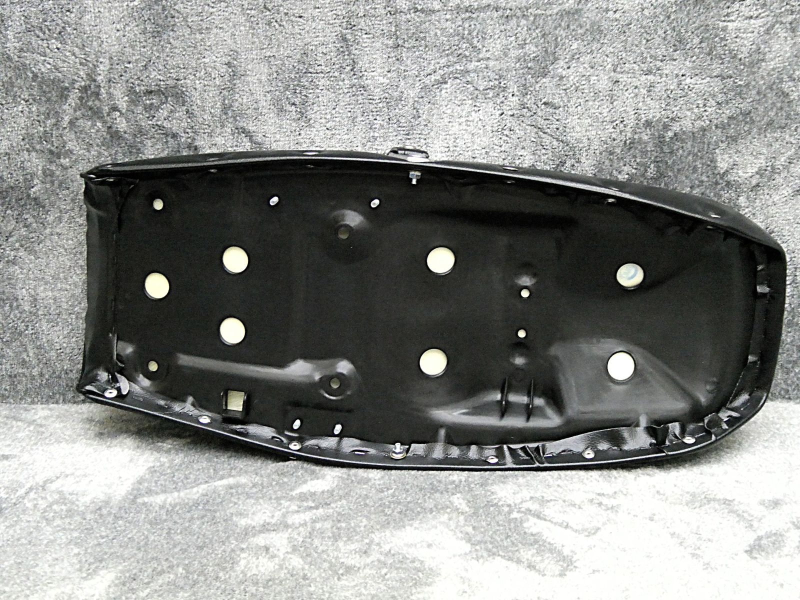 NC36 新あんこ 鋲打ち E4黒 カスタムシート/CB400fourチョビ三段 楽天市場】NC36 新アンコ 鋲打ち E4柄黒 タックロールシート