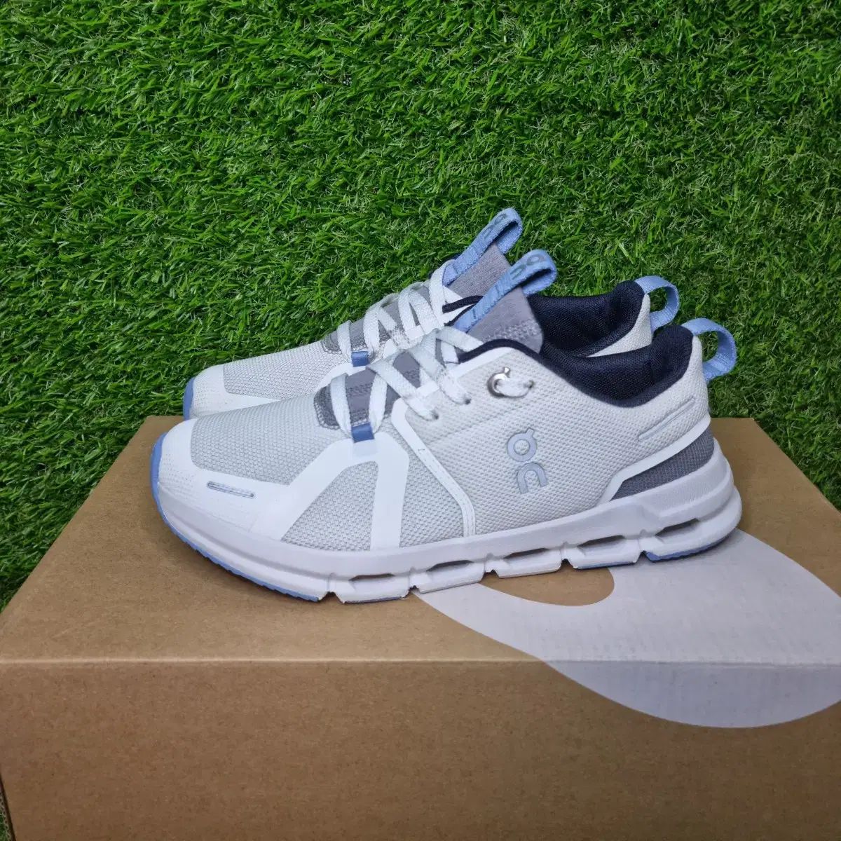 On ランニングシューズ 白 ブルー スニーカー 220
