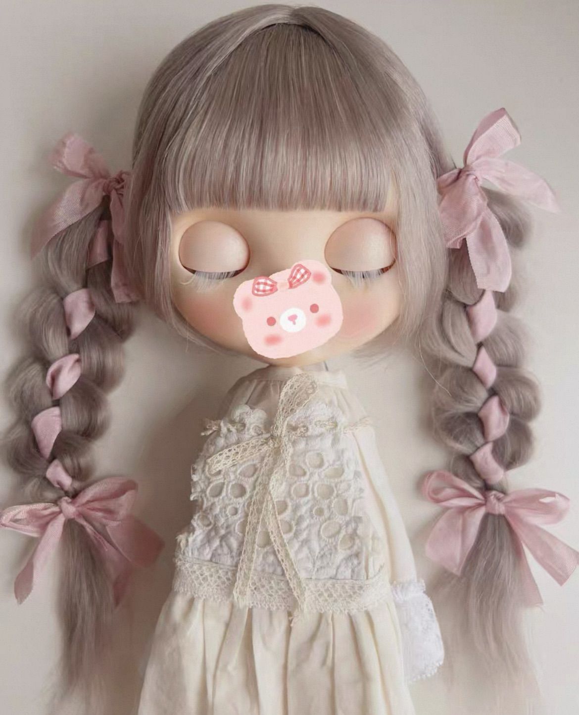 倉庫整理 品 ブライス ウィッグ モヘアウィッグ 海外作家 グレー 三つ編み ピンクリボン