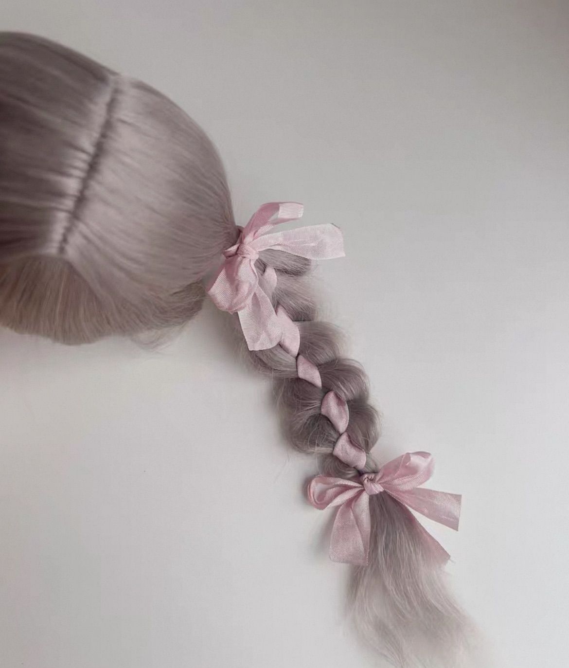  倉庫整理 品 ブライス ウィッグ モヘアウィッグ 海外作家 グレー 三つ編み ピンクリボン 人形 ぬいぐるみ 人形 置物