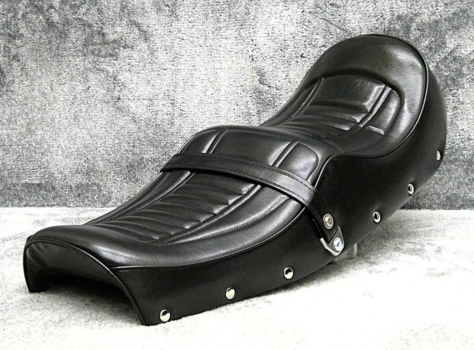 NC36 鋲打ち 白E4柄 カスタムシート /チョビ三CB400four NC36 鋲打ち 白E4柄 カスタムシート /チョビ三CB400four - メルカリ