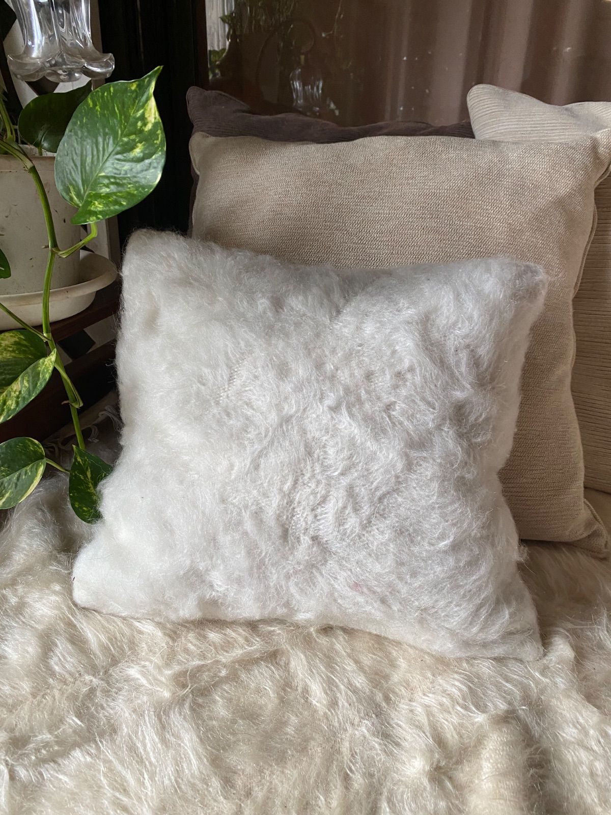 ご 品です シイルトバッタニイェのクッションカバーとブハラ絨毯のクッションカバー合計 アンゴラヤギのモヘアで織られたシイルトバッタニイェのクッションカバー 39 37小さなサイズで 下さい 本当に些細な 椅子やソファ車にも