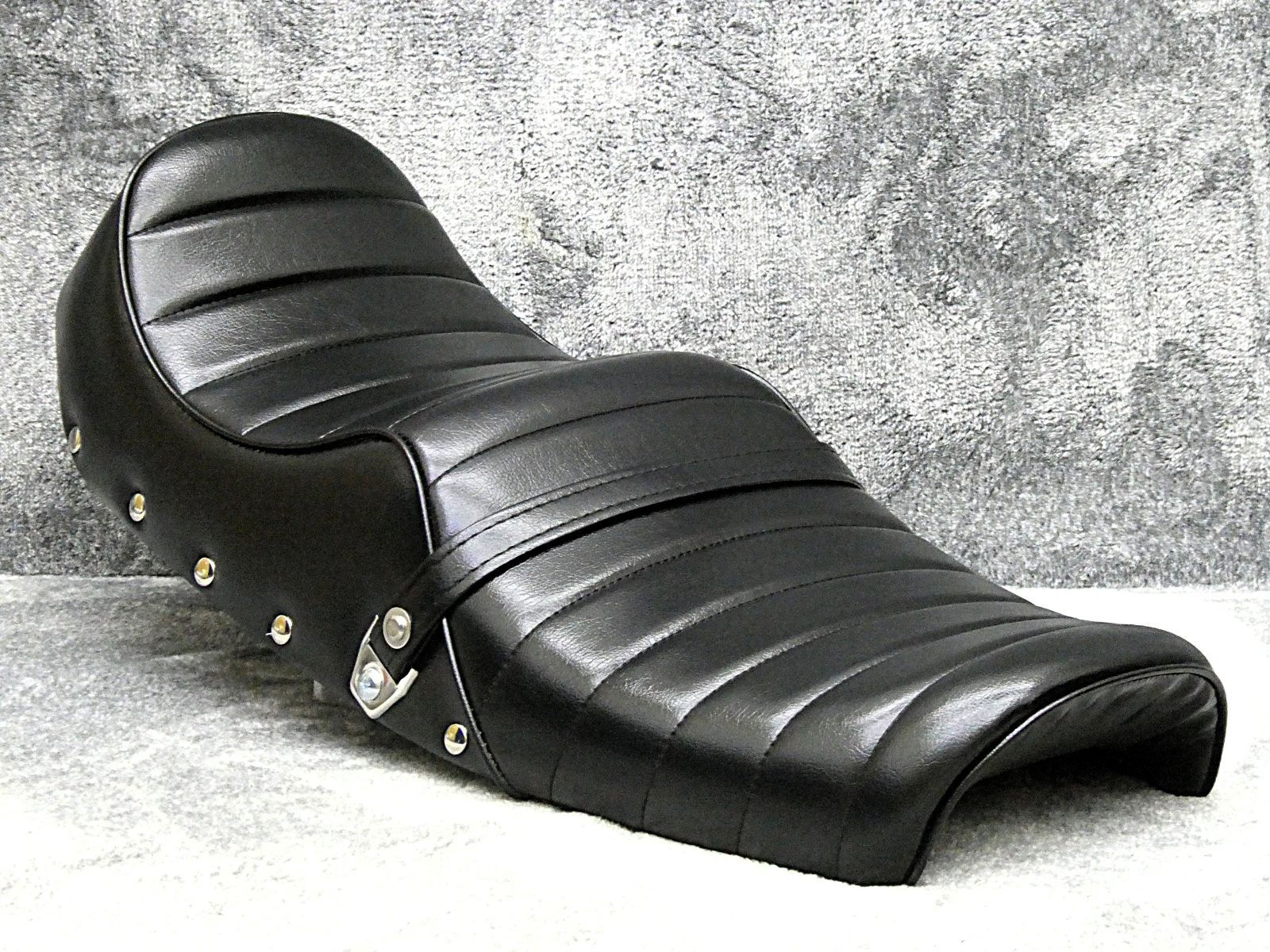 NC36 鋲打ち 白E4柄 カスタムシート /チョビ三CB400four NC36 鋲打ち 白E4柄 カスタムシート /チョビ三CB400four - メルカリ