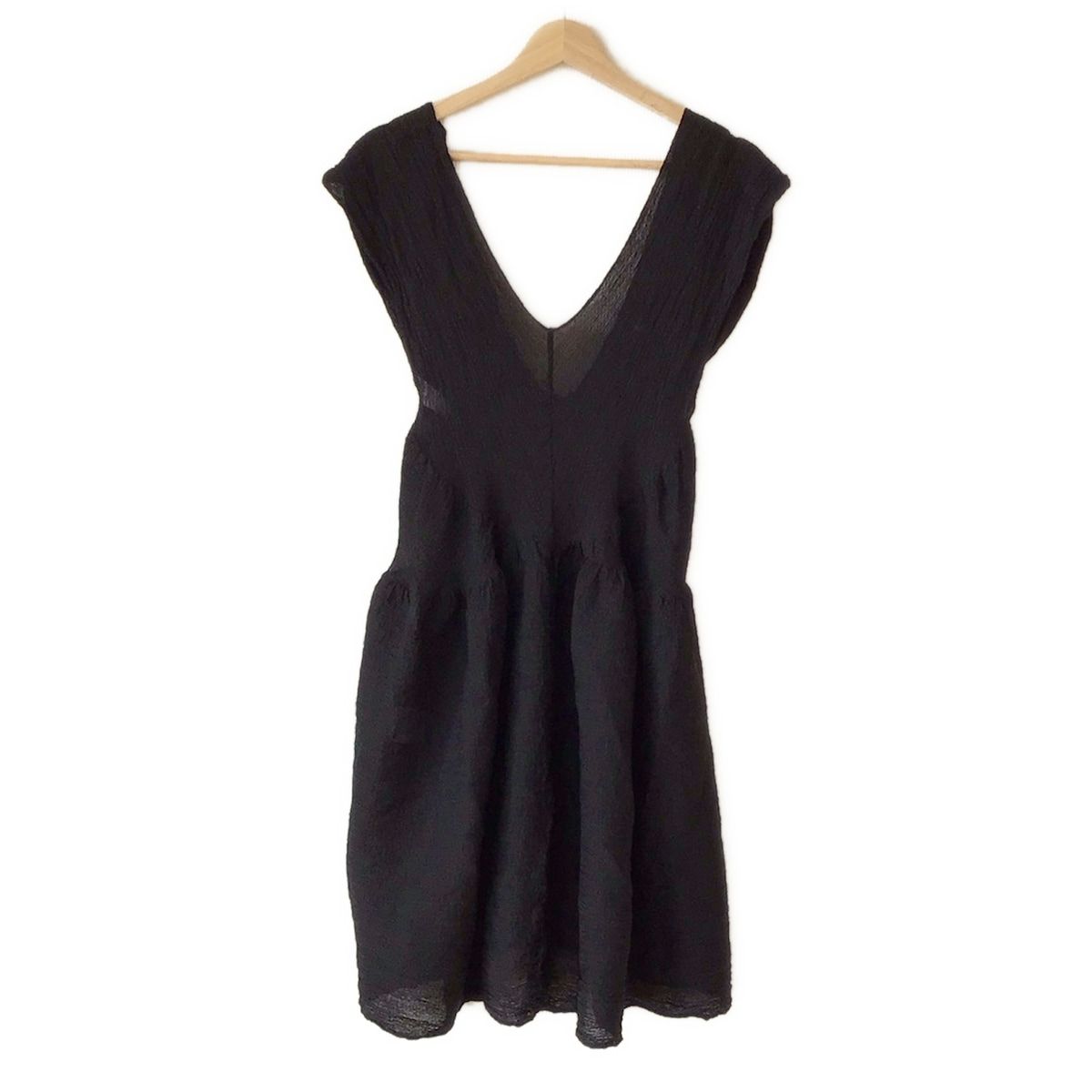 me ISSEY MIYAKE ミー イッセイミヤケ ワンピース レディース - 黒 キャミワンピ ひざ丈 シースルー