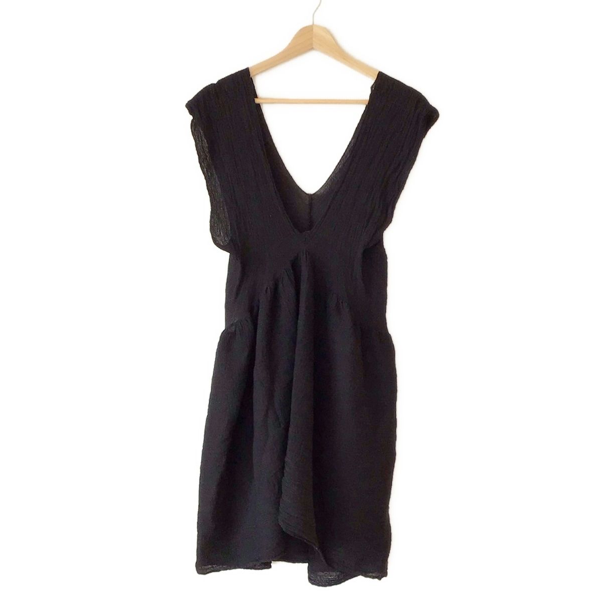 me ISSEY MIYAKE ミー イッセイミヤケ ワンピース レディース - 黒 キャミワンピ ひざ丈 シースルー