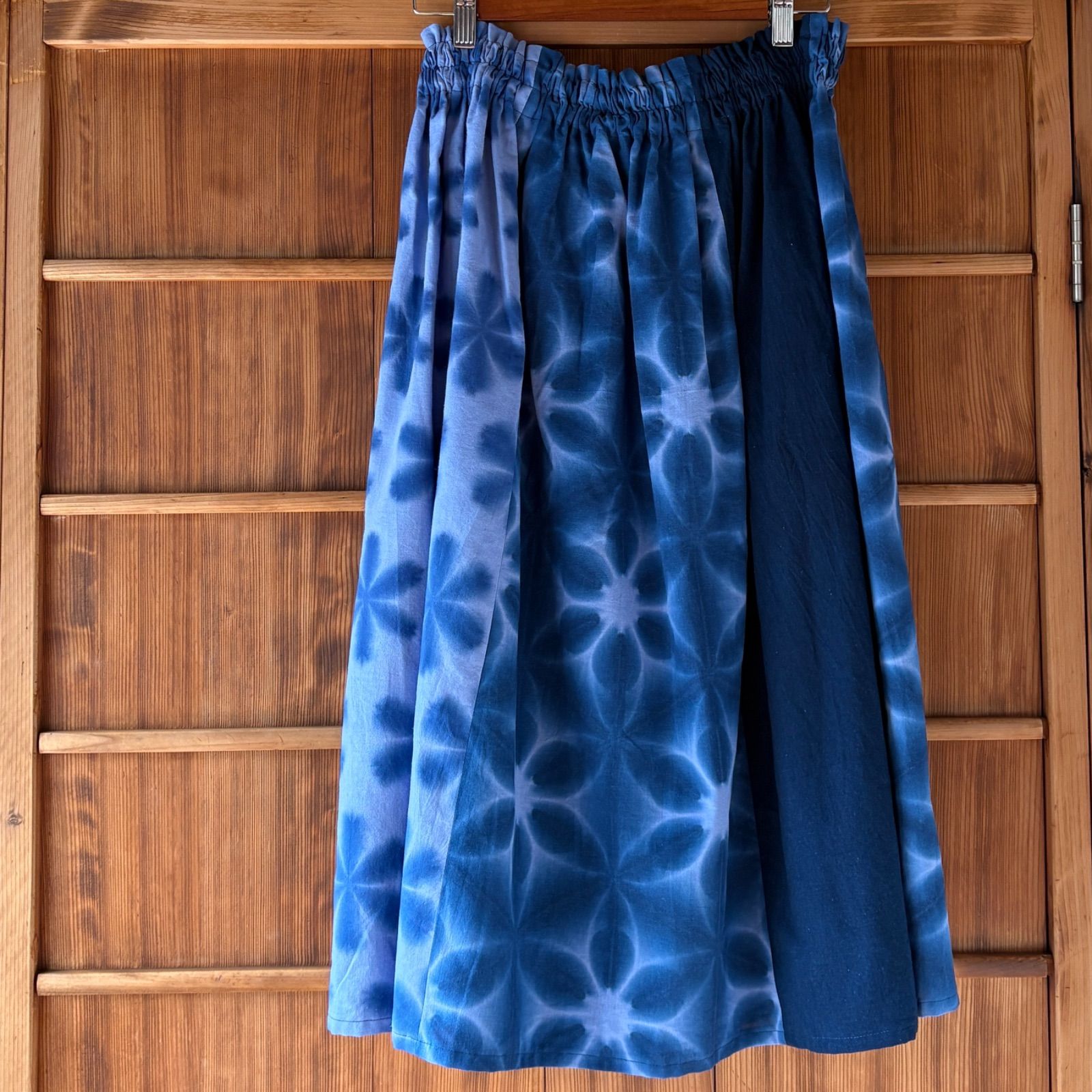 s28 sato 藍＆ エコ染料 手染め 6枚継ぎの贅沢 雪花絞り ロングスカート 青色 紺色 世界にひとつ 秋冬に馴染む コットン 綿 天然繊維 フ スカート ウエストゴム フリーサイズ smlサイズ lサイズ以上も対応