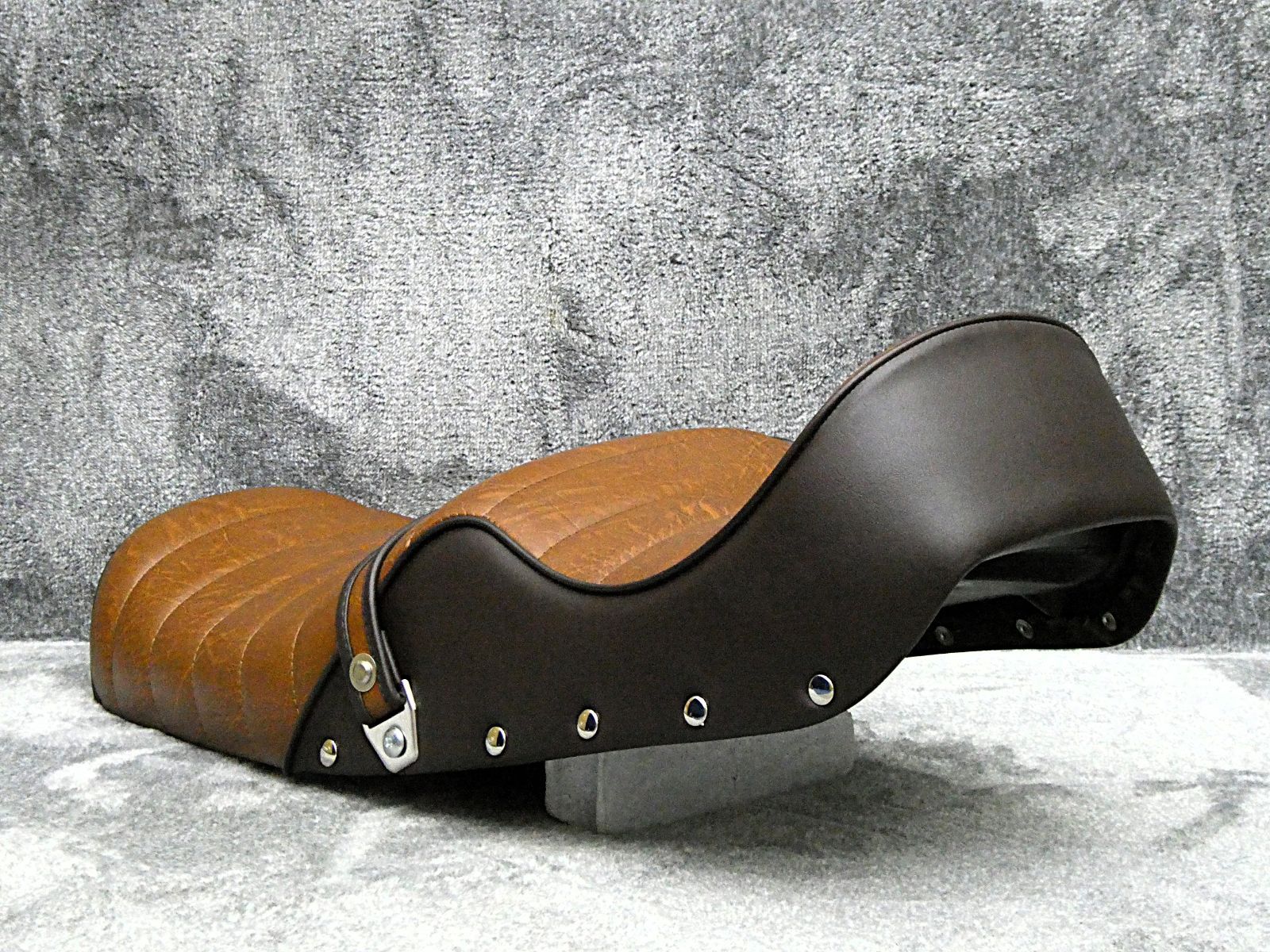 NC36 新あんこ 鋲打ち E4白 カスタムシート/CB400fourチョビ三段 NC36