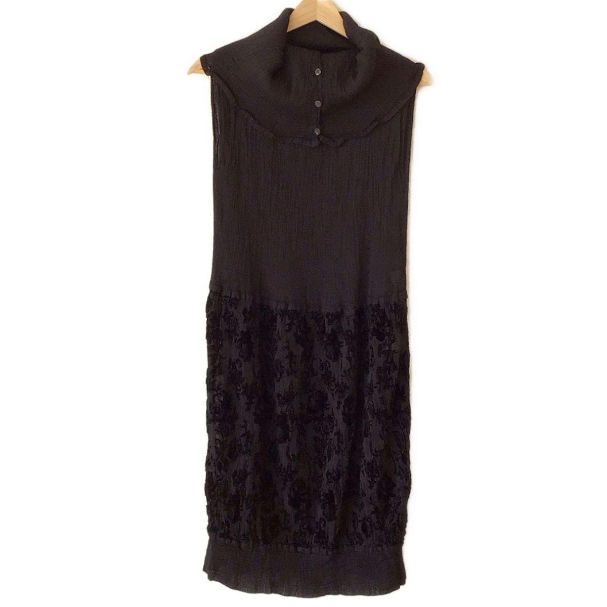 me ISSEY MIYAKE ミー イッセイミヤケ ワンピース レディース - 黒 ノースリーブ ロング ベロア