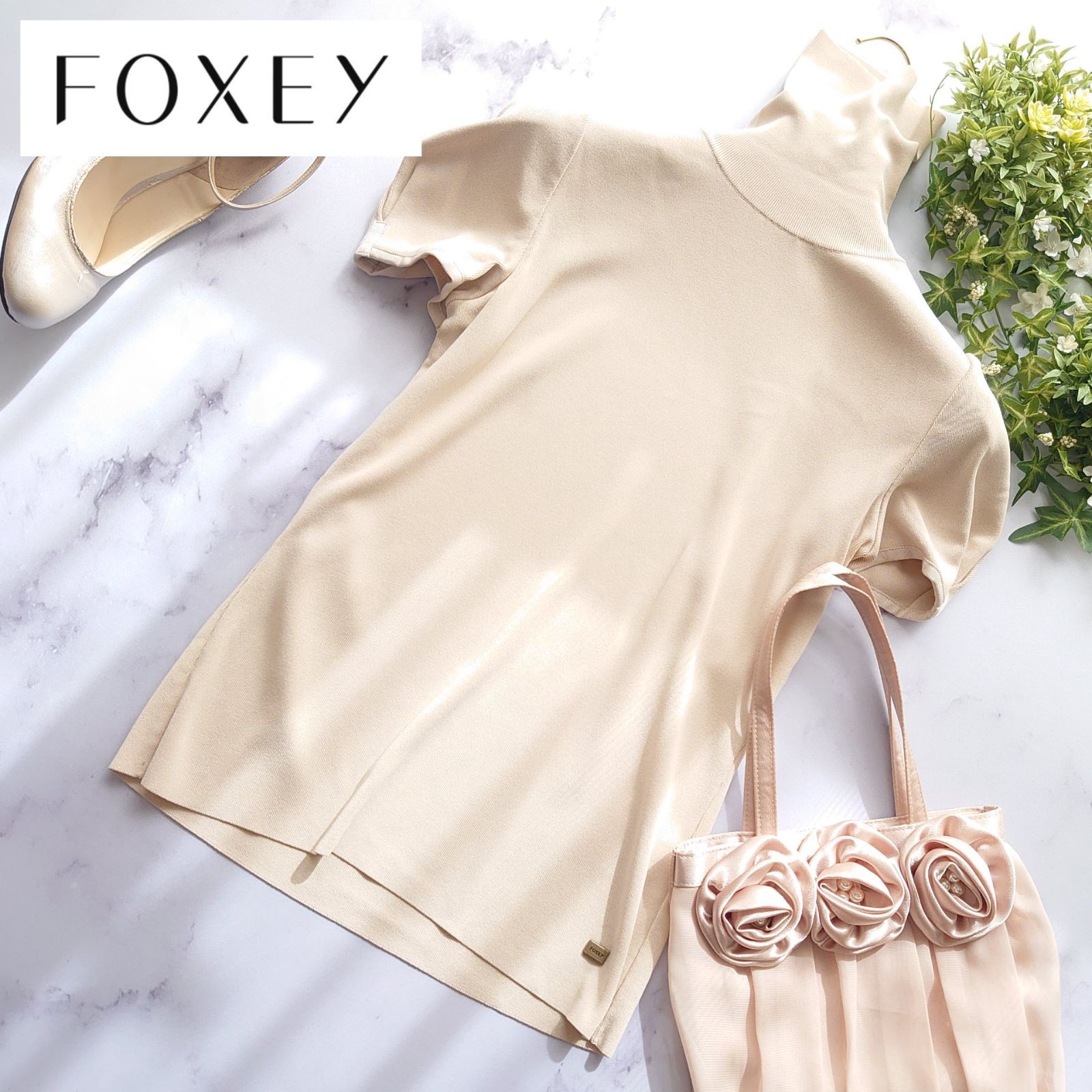 フォクシー　ベージュ　ニット　タートル フォクシー 半袖ニット タートルネック ベージュ ギャザー ロゴ M相当