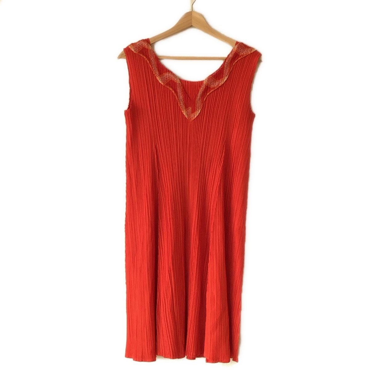 PLEATS PLEASE プリーツプリーズ ワンピース サイズ3 L レディース - レッド×ダークイエロー×白 ノースリーブ ひざ丈