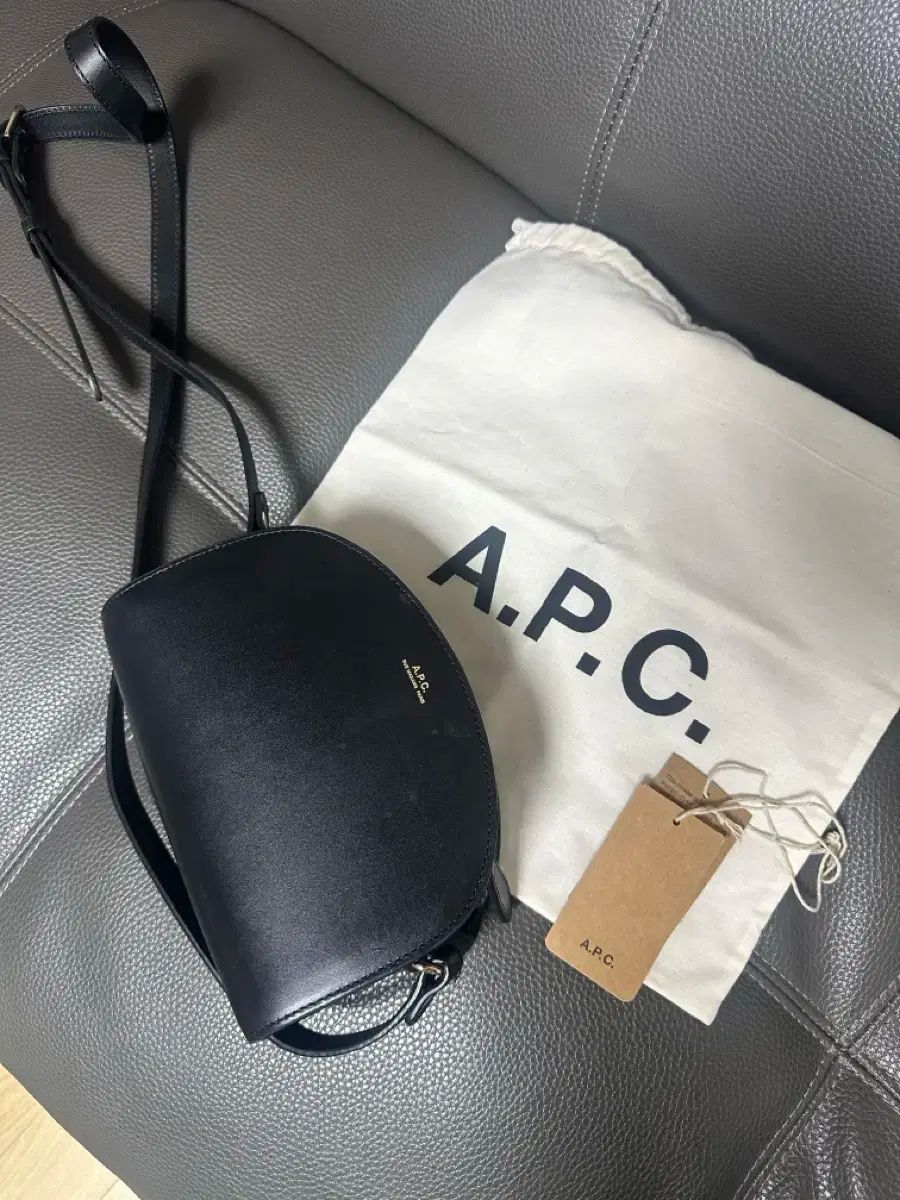 A.P.C. アーペーセー ハーフムーン ブラック ミニバック アーペーセー