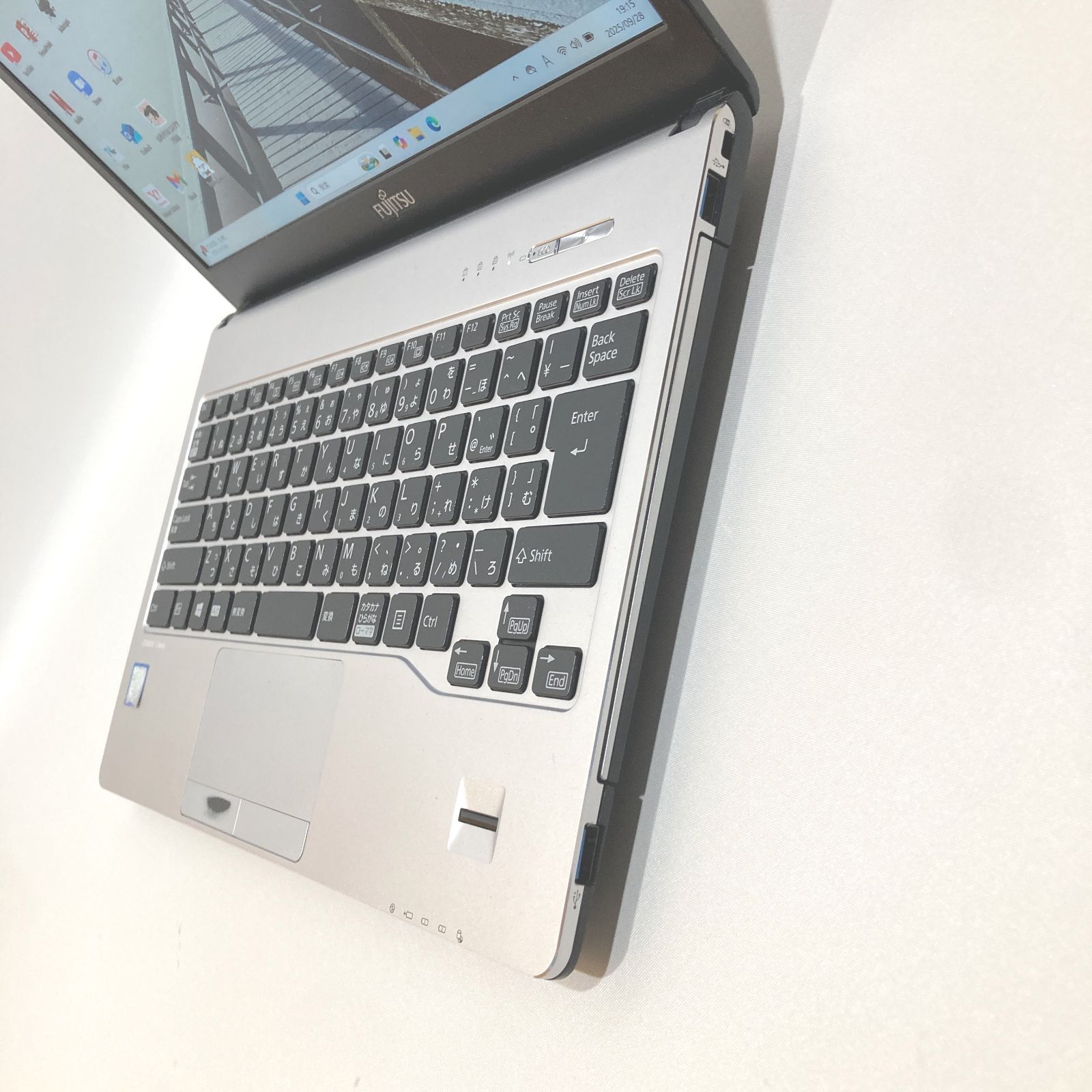 シルバー ノートパソコン