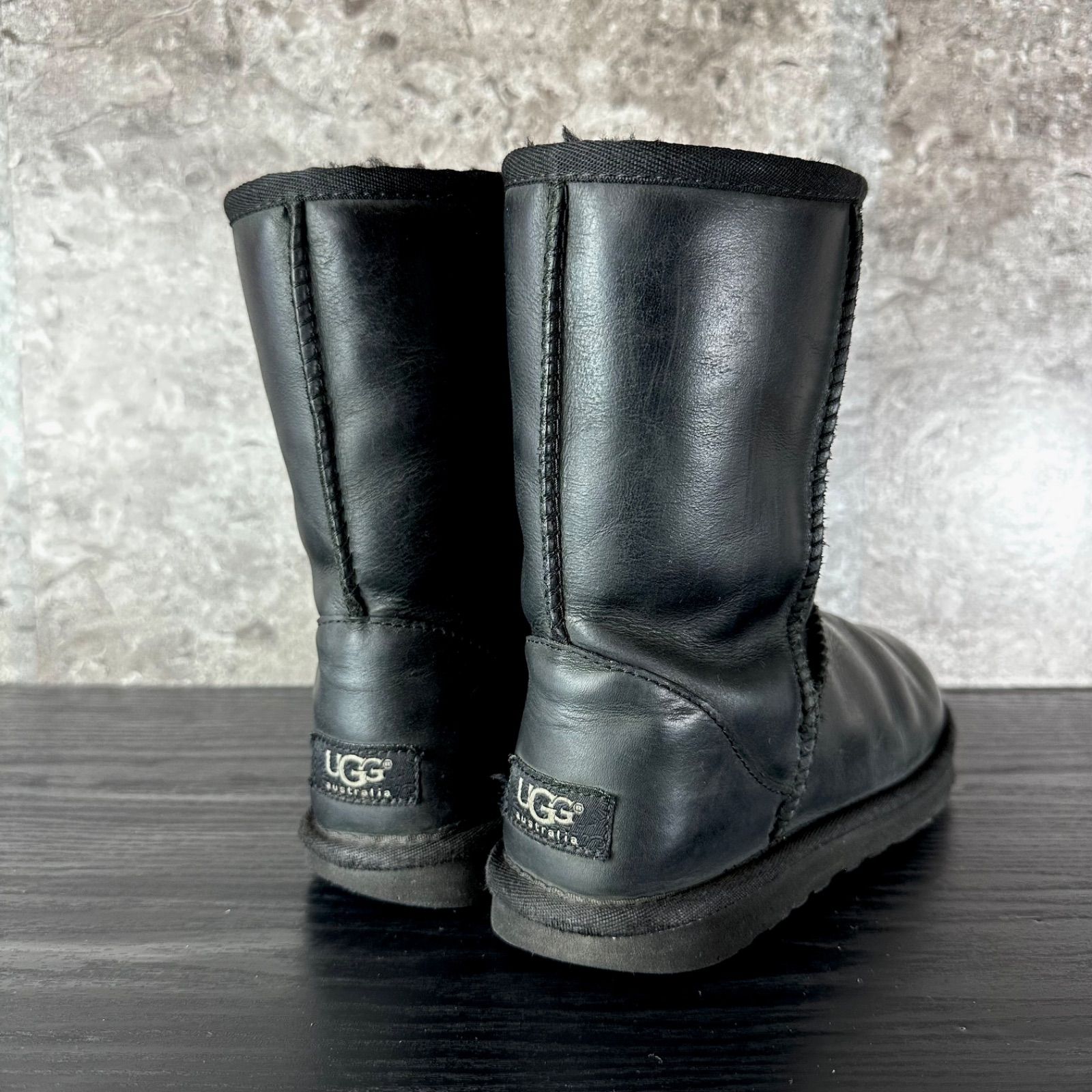 ケア済/清潔なリユース靴】S522 UGG アグ W CLASSIC SHORT LEATHER 