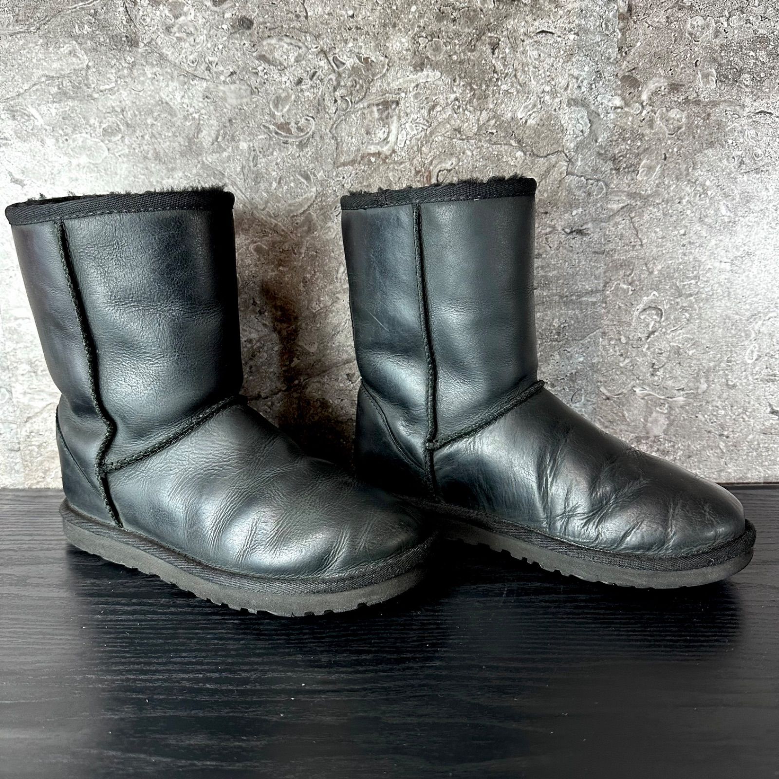 ケア済/清潔なリユース靴】S522 UGG アグ W CLASSIC SHORT LEATHER 