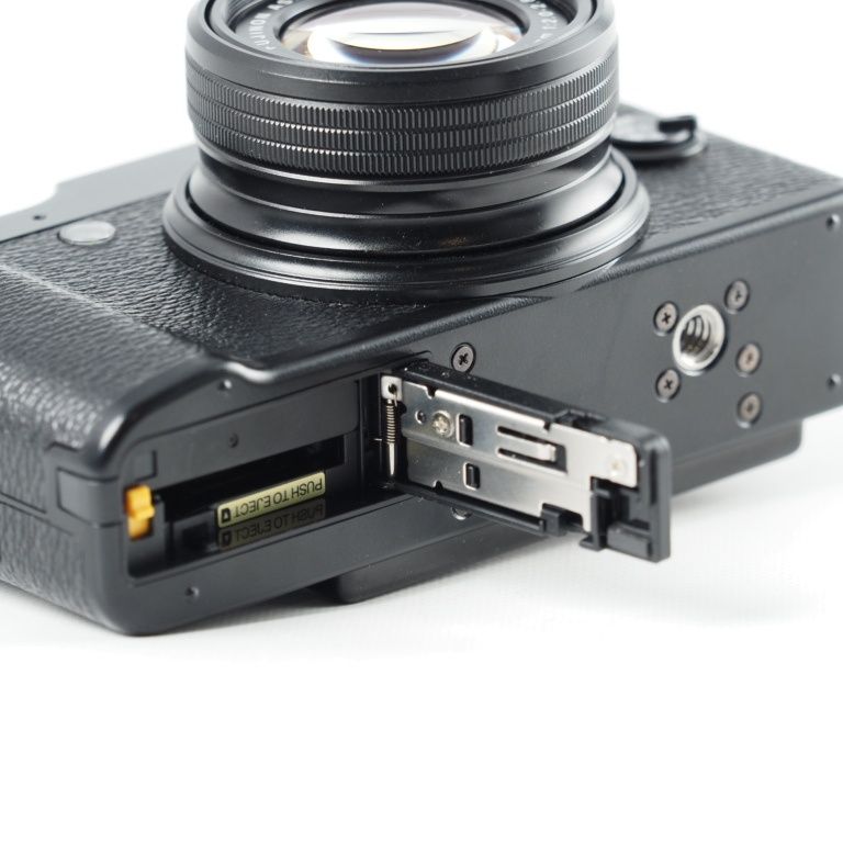 コンパクトデジタルカメラ