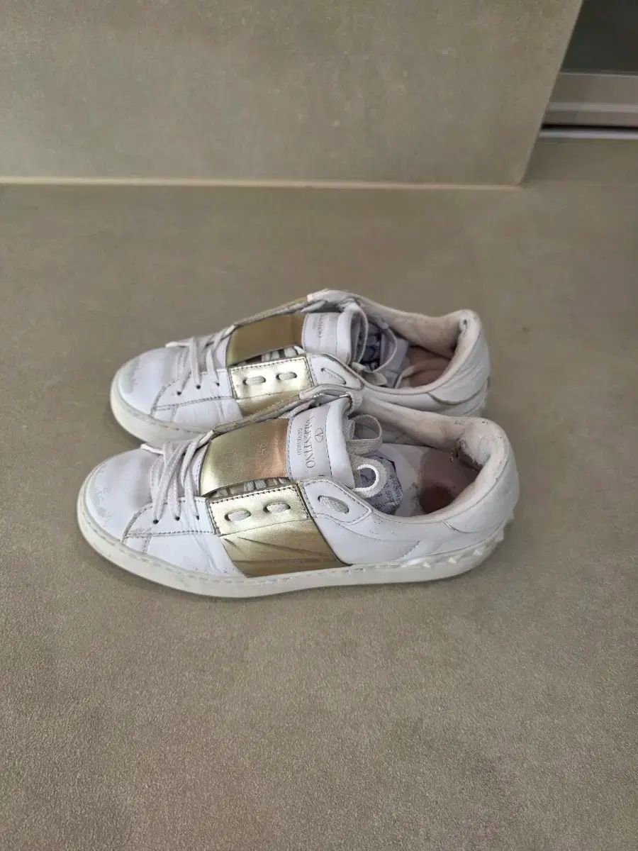 ヴァレンティノ スニーカー 白 GOLD 35 5