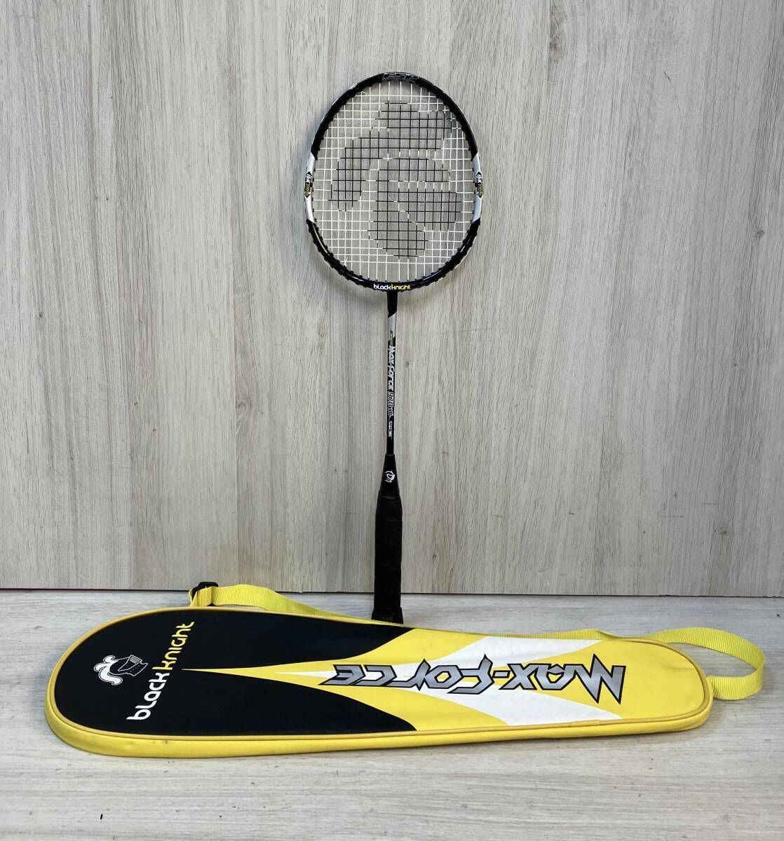ケース付き BLACK KNIGHT MAX-FORCE 970 XL バドミントンラケット