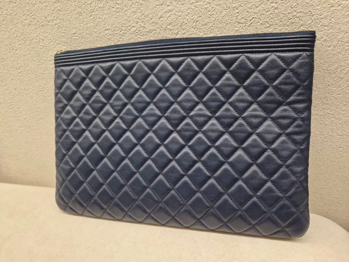 シャネル ボーイ クラッチバッグ ラージ ネイビー