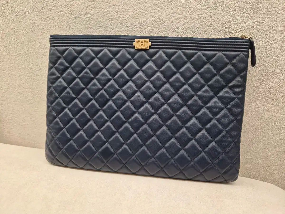 シャネル ボーイ クラッチバッグ ラージ ネイビー