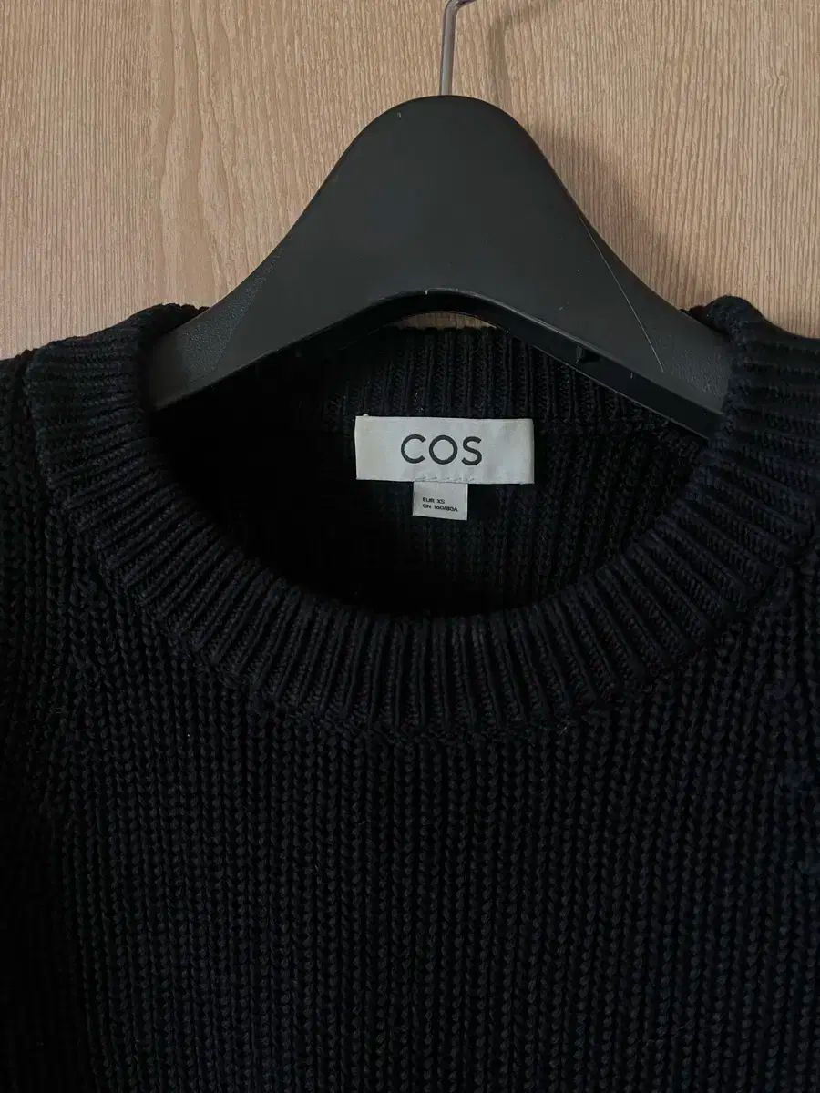  COS ニティッド カットアウト ニット ブラック xs 長袖 ニット セーター