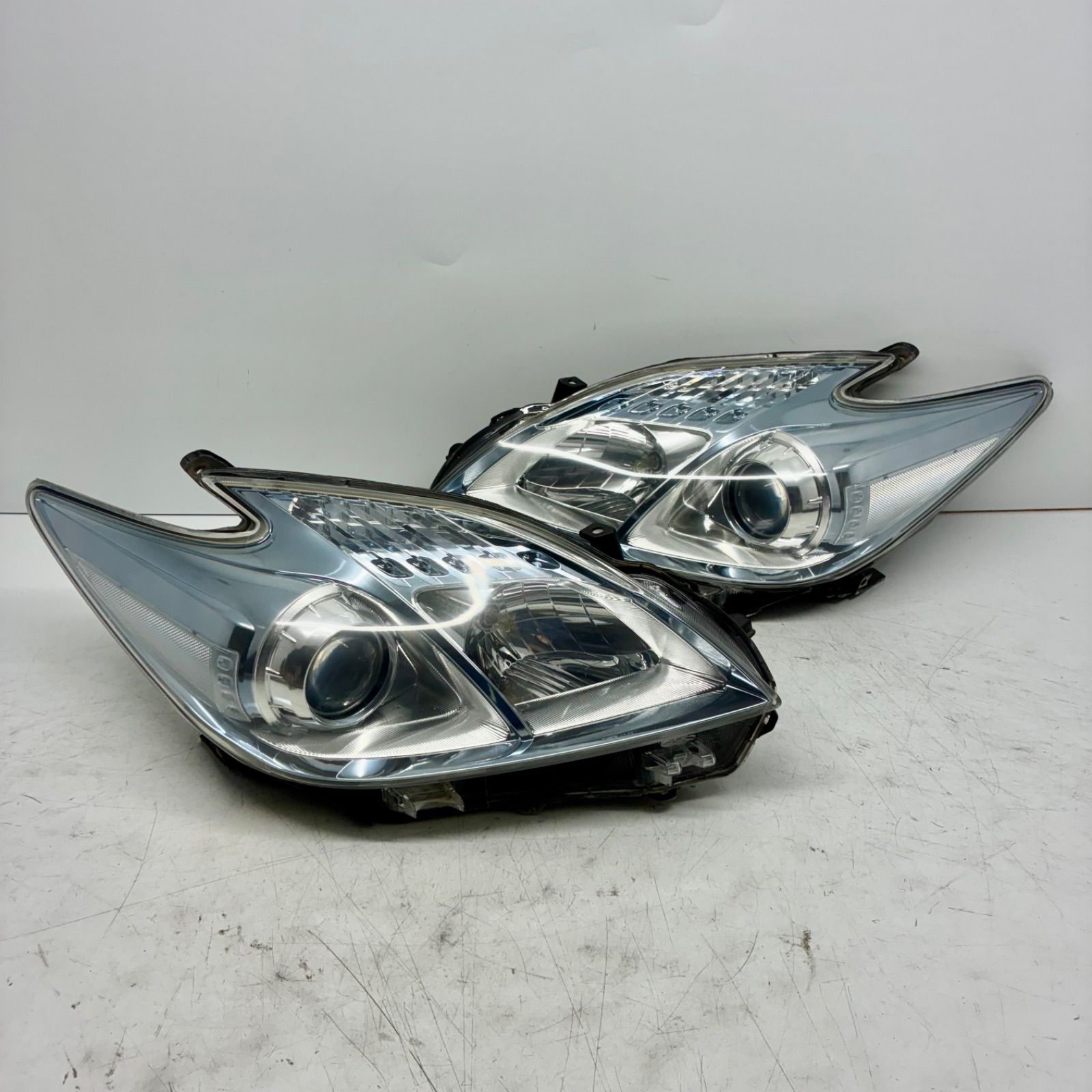 良品【コーティング済】トヨタ ZVW30 30系 プリウス 前期 ヘッドライト