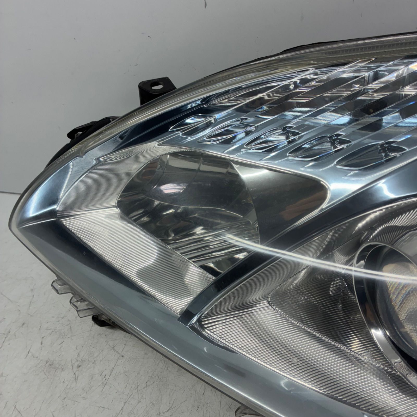 良品【コーティング済】トヨタ ZVW30 30系 プリウス 前期 ヘッドライト