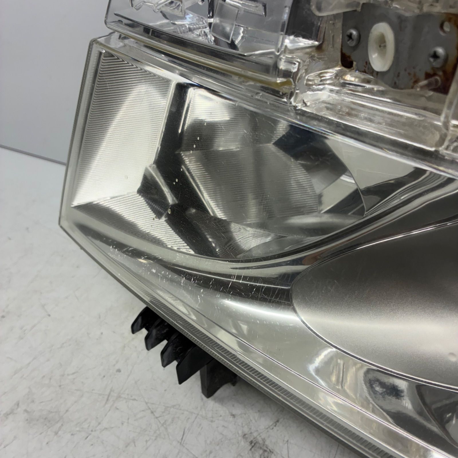 良品【コーティング済】日産 PE52 E52 TE52 エルグランド ヘッドライト