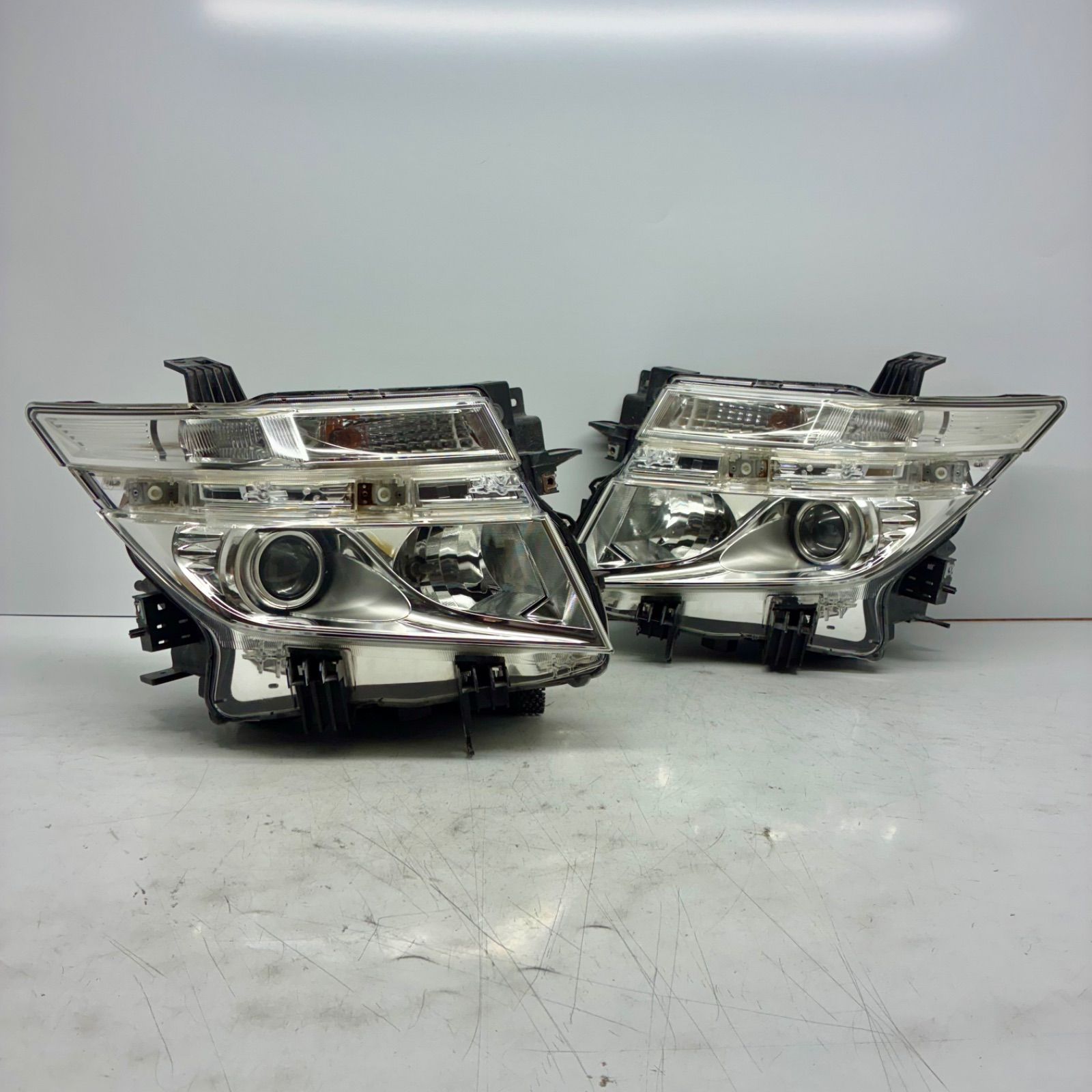 良品【コーティング済】日産 PE52 E52 TE52 エルグランド ヘッドライト
