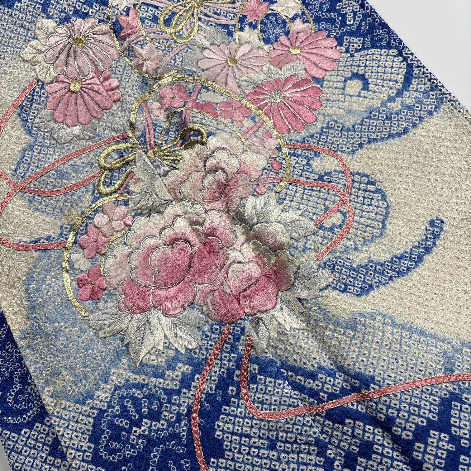 着物まとめ売り　正絹振袖4枚　留袖1枚　着用可　リメイク素材　目立った汚れなし 振袖 4枚 正絹 着物まとめ売り 同梱購入歓迎 リメイク用 着付け練習用