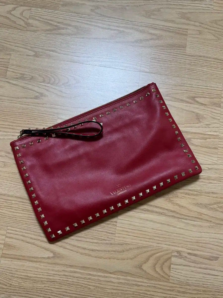 ヴァレンティノ ロックスタッズ クラッチバッグ レッド ではない場合 全額払い戻し メルカリshop取引では対象外