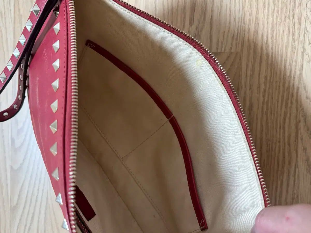 古典☆一番人気!! ヴァレンティノ ロックスタッズ クラッチバッグ レッド ではない場合 全額払い戻し メルカリshop取引では対象外