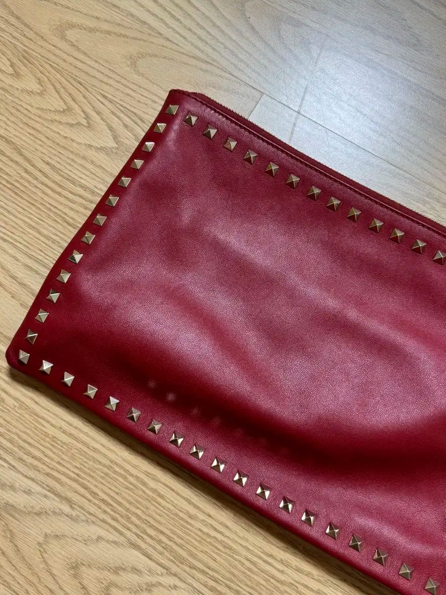 ヴァレンティノ ロックスタッズ クラッチバッグ レッド ではない場合 全額払い戻し メルカリshop取引では対象外