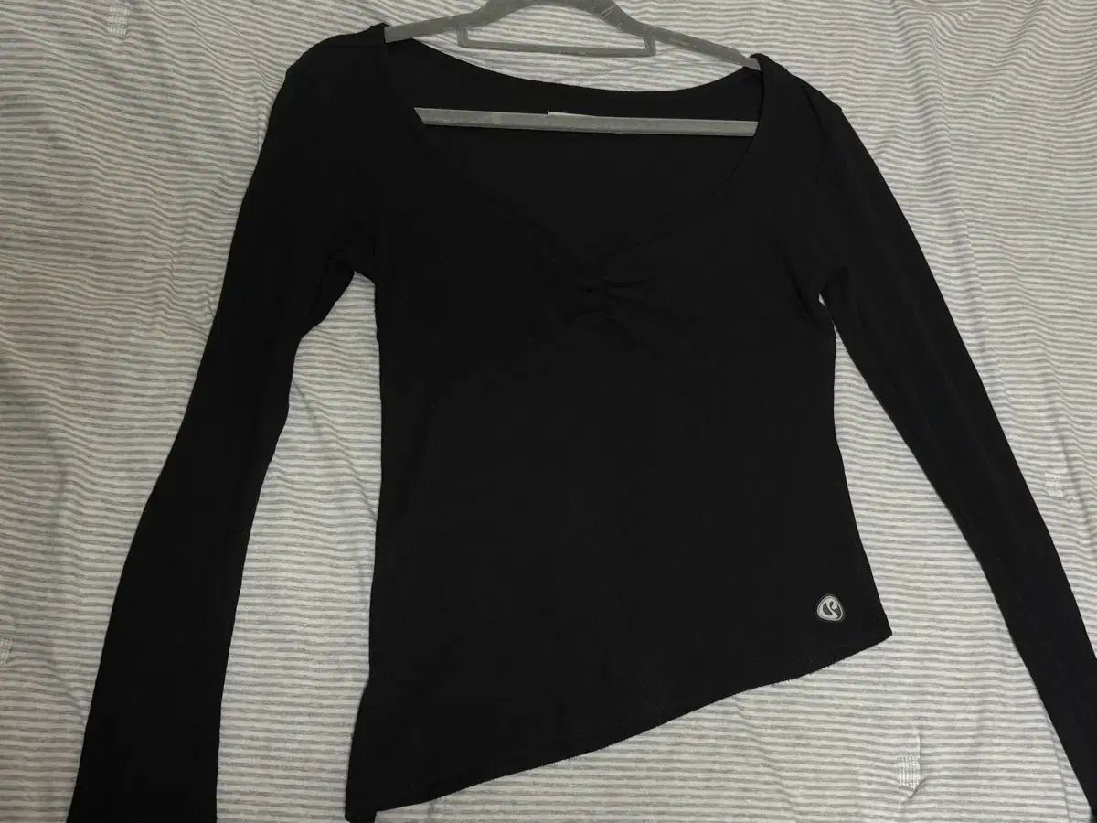 ISSEY MIYAKE イッセイミヤケ アシンメトリーシャーリング トップス ブラック