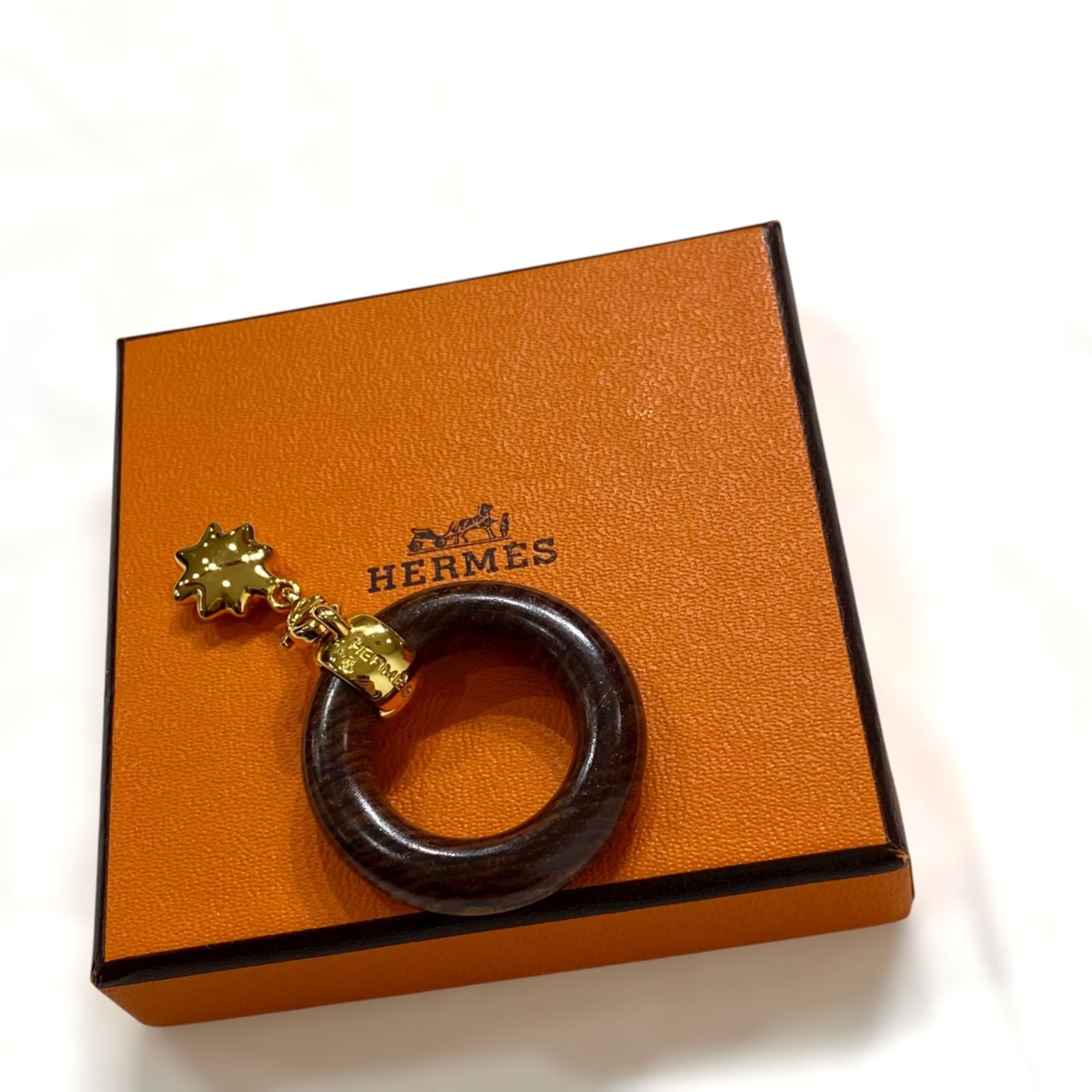 品 エルメス スカーフリング ゴールド×ウッド スターモチーフ 星を巡る旅展 チャーム HERMES AC0073